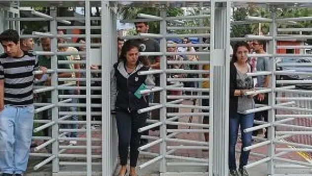 Ege Üniversitesinde turnikeli geçiş dönemi