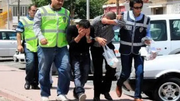 Çaldıkları bilgisayarları satarken yakalandılar