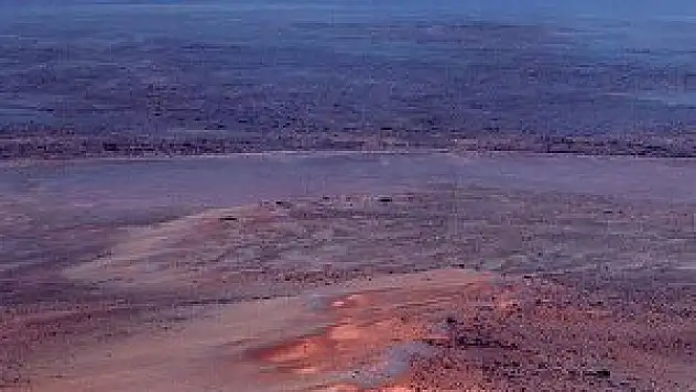 Mars'ta akan su bulundu