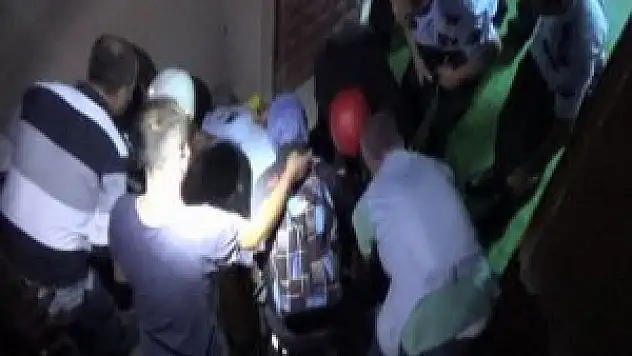 Polis memuru merdiven boşluğuna düştü
