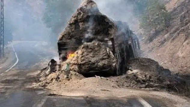 Tunceli'de saman yüklü kamyon yandı
