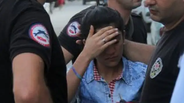 Genç kadın kendisine yan bakan şahsı bıçakladı