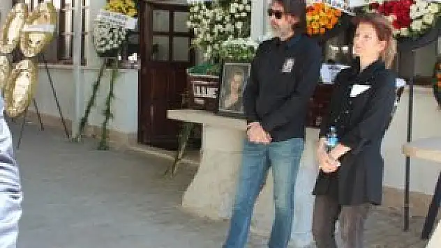 Erdal Beşikçioğlu annesini son yolculuğuna uğurladı