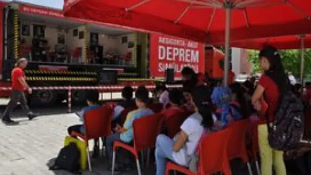 AKUT'un deprem tırı Seydişehir'de