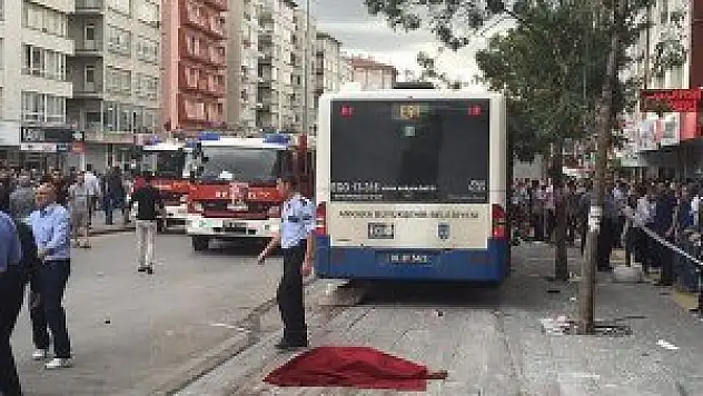 Otobüs durakta bekleyenlere çarptı: 12 ölü