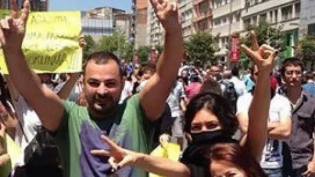 Zafer işareti yapan sanatçı bakın kim çıktı!