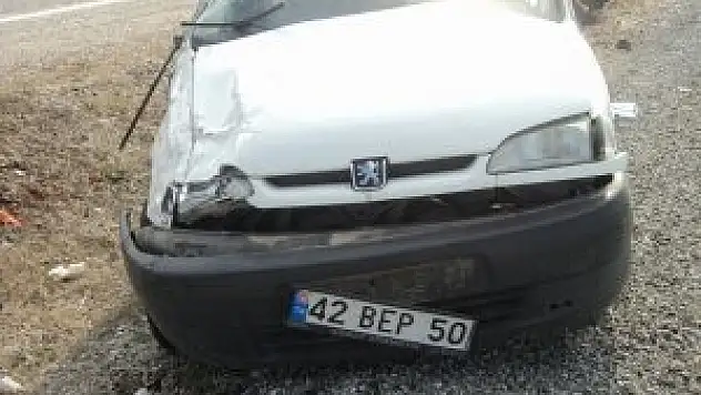 Beyşehir'de hafif ticari araç devrildi: 2 yaralı