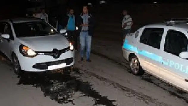 Trafik polisine çarpıp kaçtı!