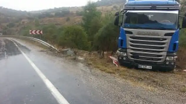 Bağlantılarından kopan tırın dorsesi şarampole devrildi