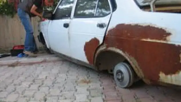 Otomobilin lastikleri çalındı