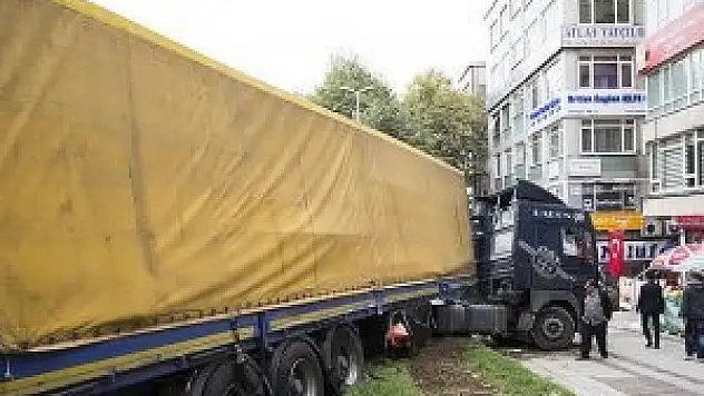 Beşiktaş'ta 42 ton mermer yüklü tır kaldırıma çıktı