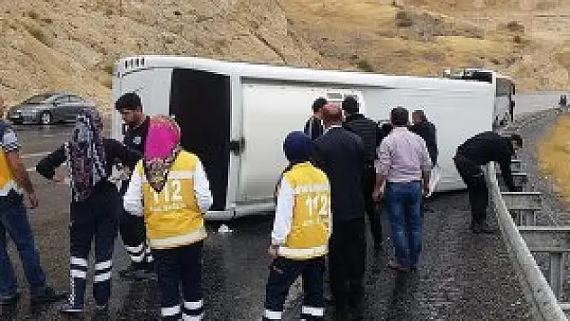 Çevik kuvvet polislerini taşıyan araç devrildi