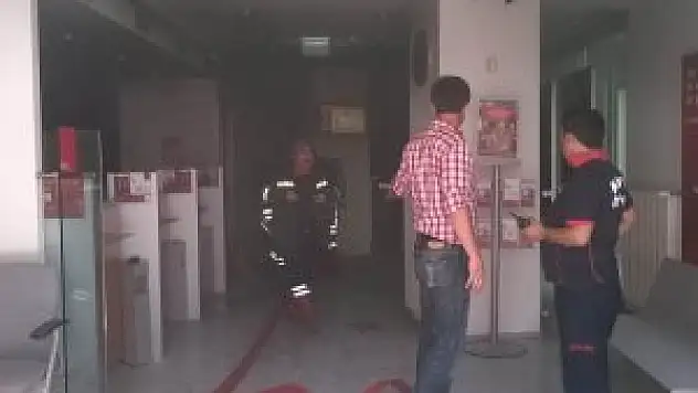 Bankada çıkan yangında 3 kişi dumandan zehirlendi