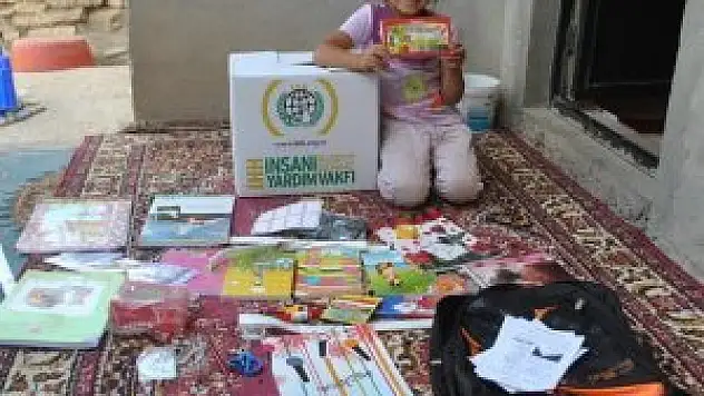 Konya İHH, 2 bin kırtasiye seti dağıttı