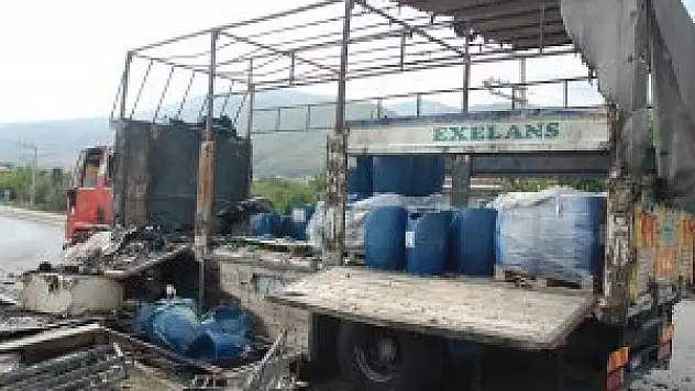 Seyir halindeki kamyon alev aldı