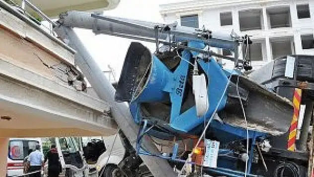 Beton mikseri evin balkonuna devrildi: 1 yaralı