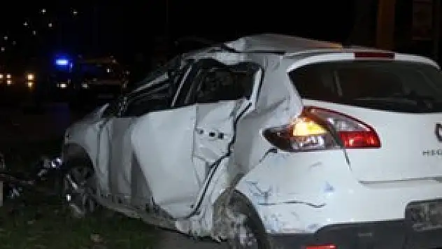 Alkollü sürücü otobüs durağına daldı, 1 ölü 3 yaralı