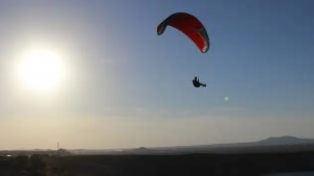 Acıgöl'de gün batımı yamaç paraşütü