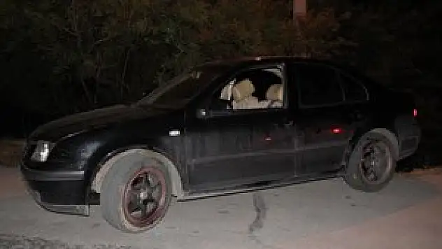 Kanalın kenarında asılı kaldı, polis kurtardı