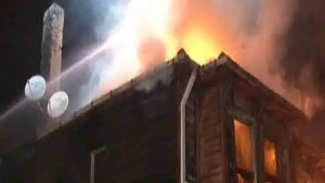 Fatih'te ahşap binada yangın