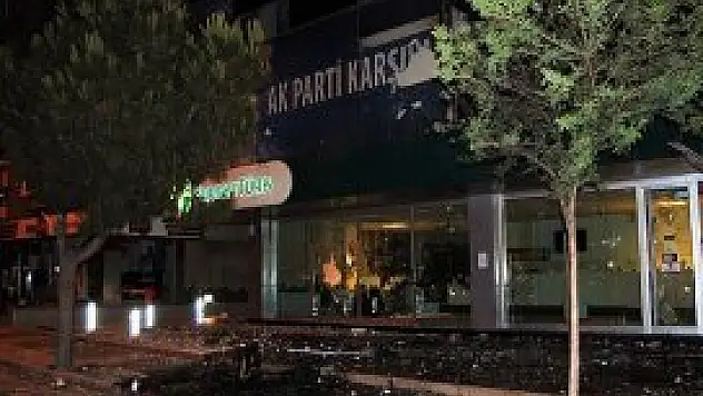 İzmir'de AK Parti binasına saldırı