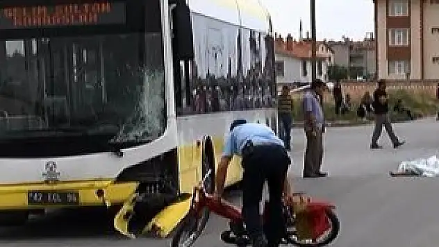 Belediye otobüsü motosiklete çarptı: 2 ölü