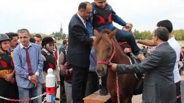 Özel çocukların at binme heyecanı