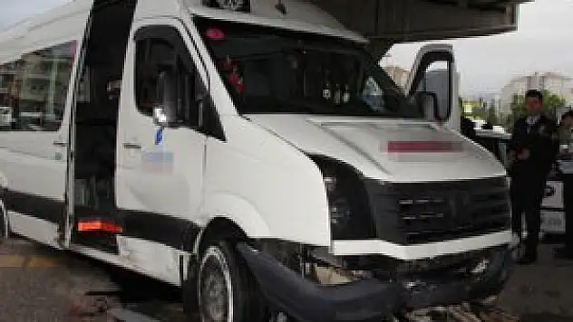 Öğrenci servisi kaza yaptı: 5 yaralı