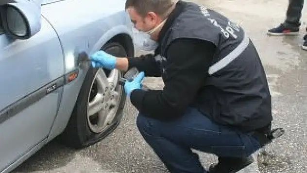 Park halindeki araçların lastiklerini kestiler