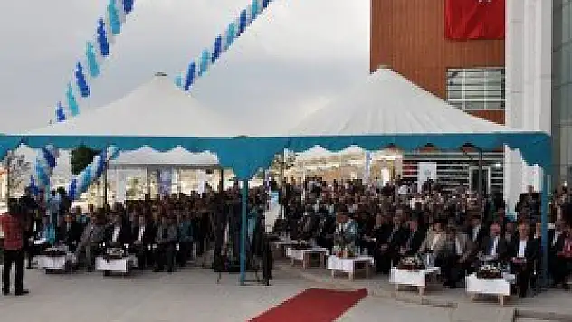 NEÜ'de akademik yıl açılış ve fahri doktora tevdi töreni yapıldı