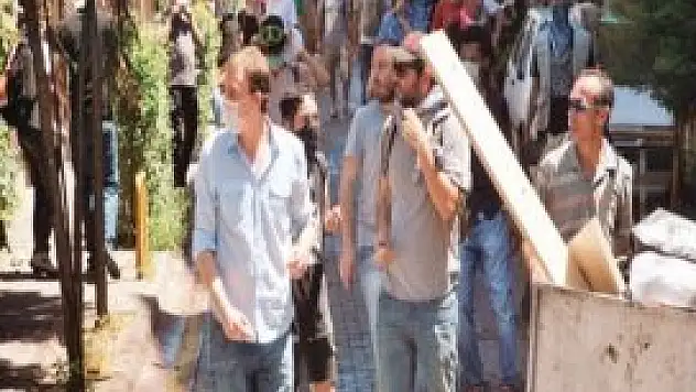 Meydanda yabancı var