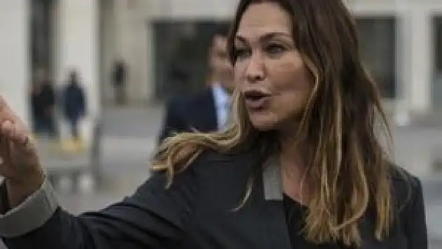 Hülya Avşar :Lütfen biri bizi kurtarsın artık