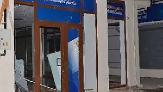 AK Parti afişlerinin olduğu dükkana saldırı