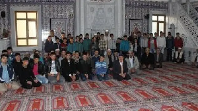 Gençler sabah namazında buluşuyor