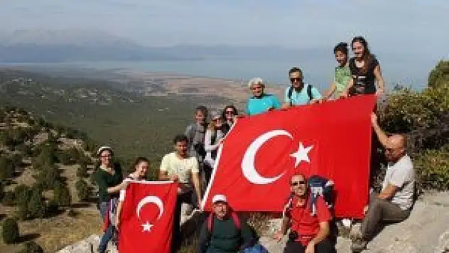 Doğaseverler dağın zirvesinde terörü lanetledi