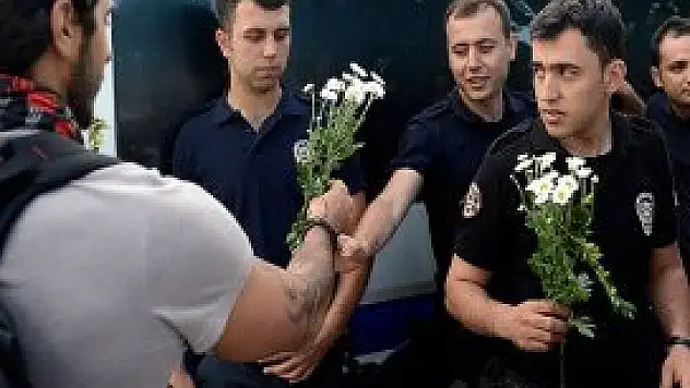 Polis ve eylemciler çiçek dağıttı