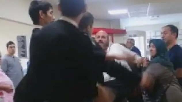 Acil serviste tekmeler havada uçuştu