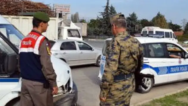 Askeri araç kaza yaptı: 2 yaralı