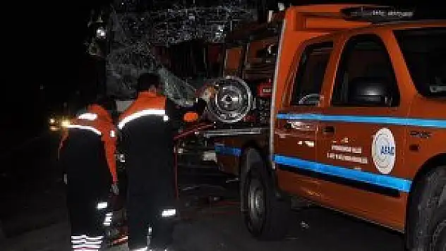 Afyonkarahisar'da yolcu otobüsü tıra çarptı