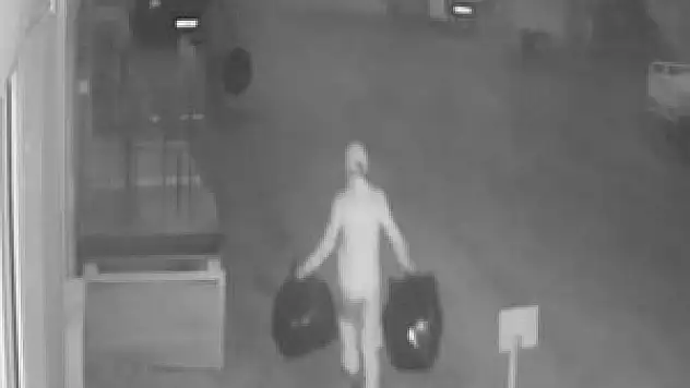 10 dakikada 10 bin liralık sigara çaldılar