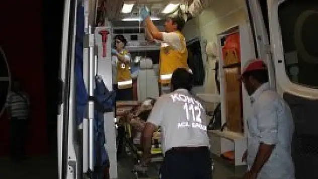 Kendini boğazından yaraladı