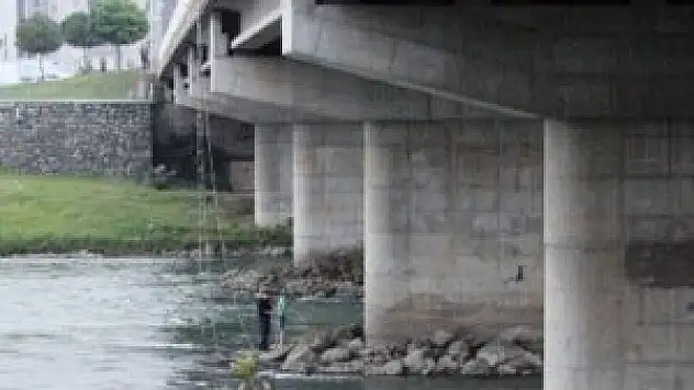 Irmağın ortasında mahsur kaldı