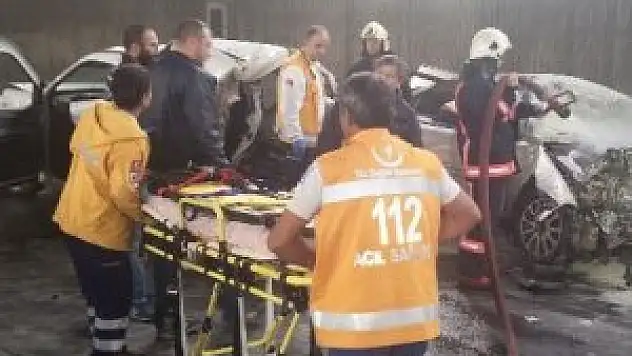 Kazada sıkıştıkları araç alev aldı