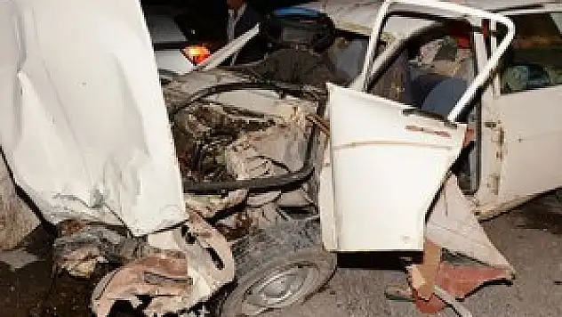 Patates yüklü kamyon ile otomobil çarpıştı: 8 yaralı