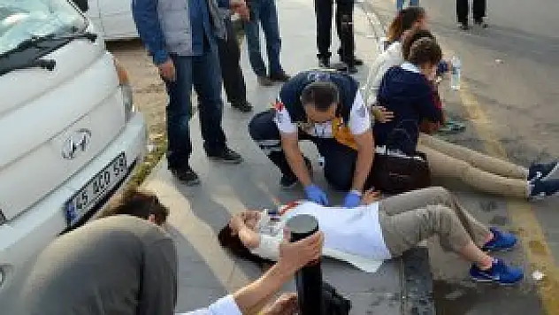 Manisa'da öğrenci servisiyle midibüs çarpıştı: 8 yaralı