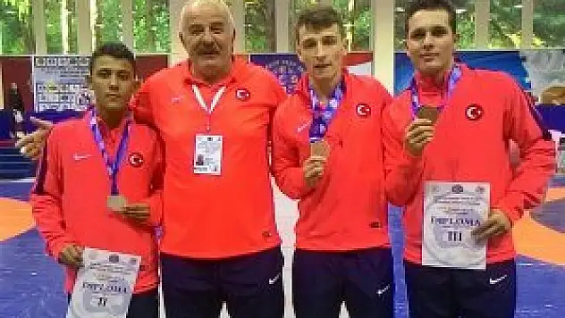 İşitme engelli güreşçilerden büyük başarı