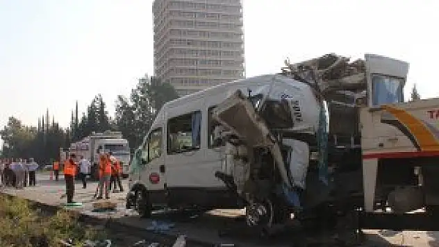 Yolcu minibüsüyle öğrenci servisi çarpıştı: 31 yaralı