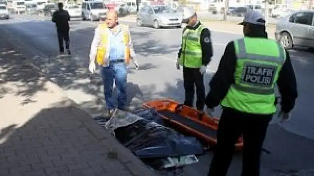 Kazada ölen iş arkadaşını terliklerinden tanıdı