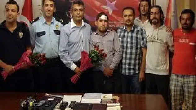 Bu kez polisten özür dilemek için yürüdüler