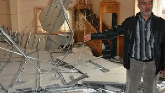 Karaman'da caminin asma tavanı çöktü